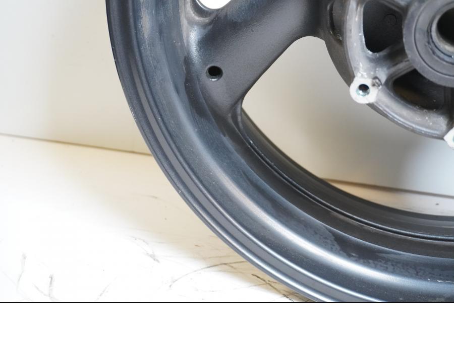 Extrabild1 på Fälg från en Yamaha YZF 1000 R -1997 motorcykel.