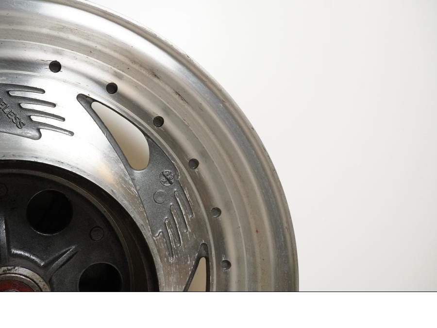 Vänster sida på Fälg från en Suzuki VZ 800 -1997 motorcykel.