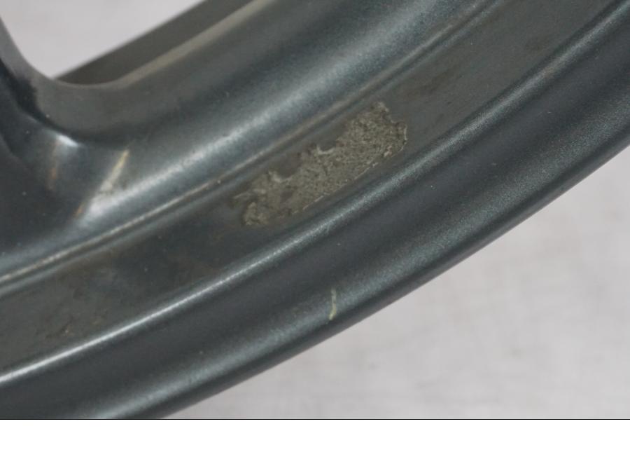 Snett nerifrån på Fälg från en Triumph Tiger Explorer -2013 motorcykel.