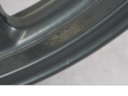 Snett nerifrån på Fälg från en Triumph Tiger Explorer -2013 motorcykel.