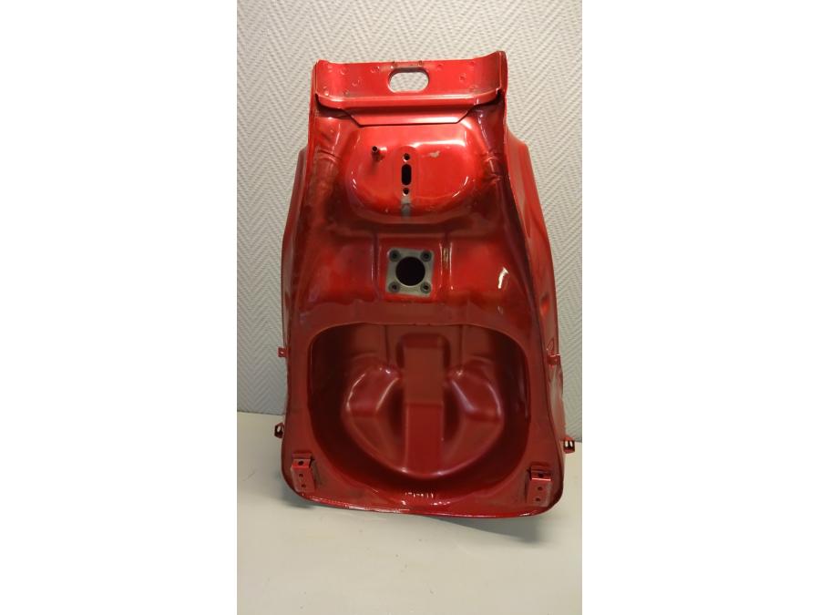 Snett uppifrån på Bensintank från en Yamaha TDM 850 -1999 motorcykel.