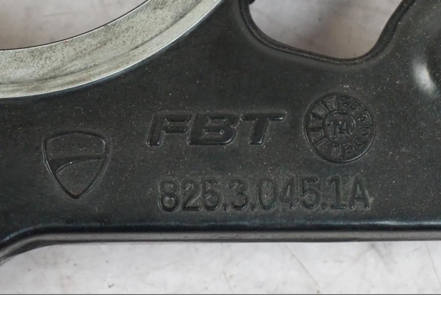 Snett uppifrån på Bromsoksfäste från en Ducati Diavel -2015 motorcykel.