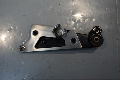 Framsidan på Fotpinnefäste från en Yamaha V-MAX 1200 -2001 motorcykel.