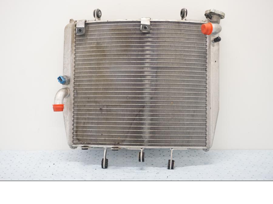 Baksidan på Vattenkyl från en MV Agusta F3 675 -2014 motorcykel.