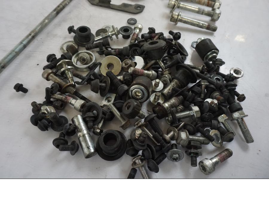 Snett uppifrån på Skruv / Mutter etc från en KTM 125 Duke -2017 motorcykel.