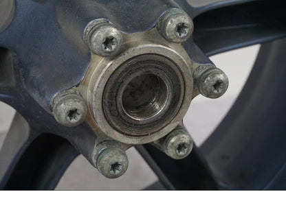 Baksidan på Fälg från en Buell 1125 R -2008 motorcykel.