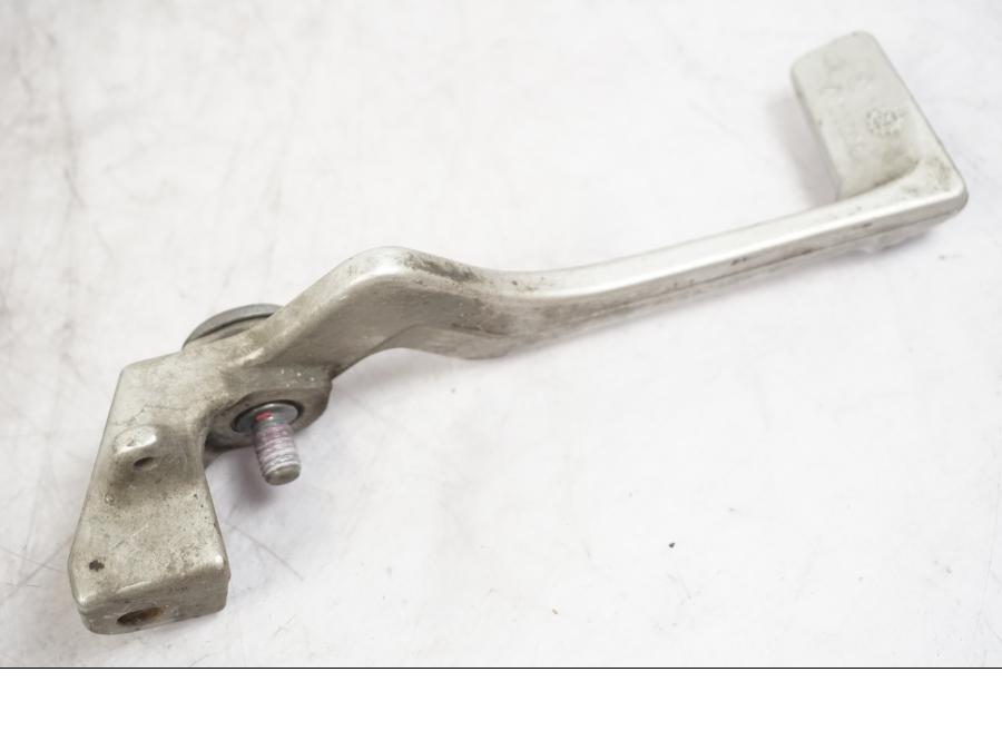 Snett uppifrån på Bromspedal från en Triumph Tiger -2009 motorcykel.