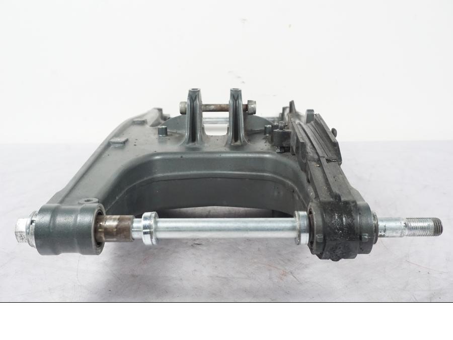 Snett nerifrån på Sving från en KTM 390 Duke -2018 motorcykel.