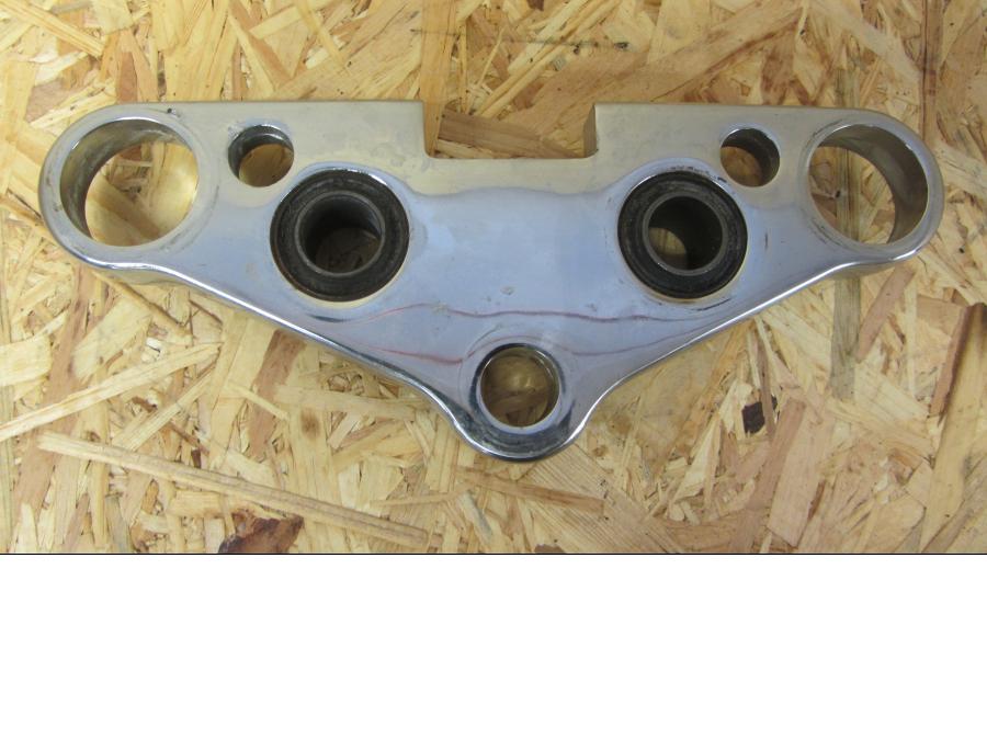 Framsidan på Gaffelkrona från en Suzuki VS 1400 -1993 motorcykel.