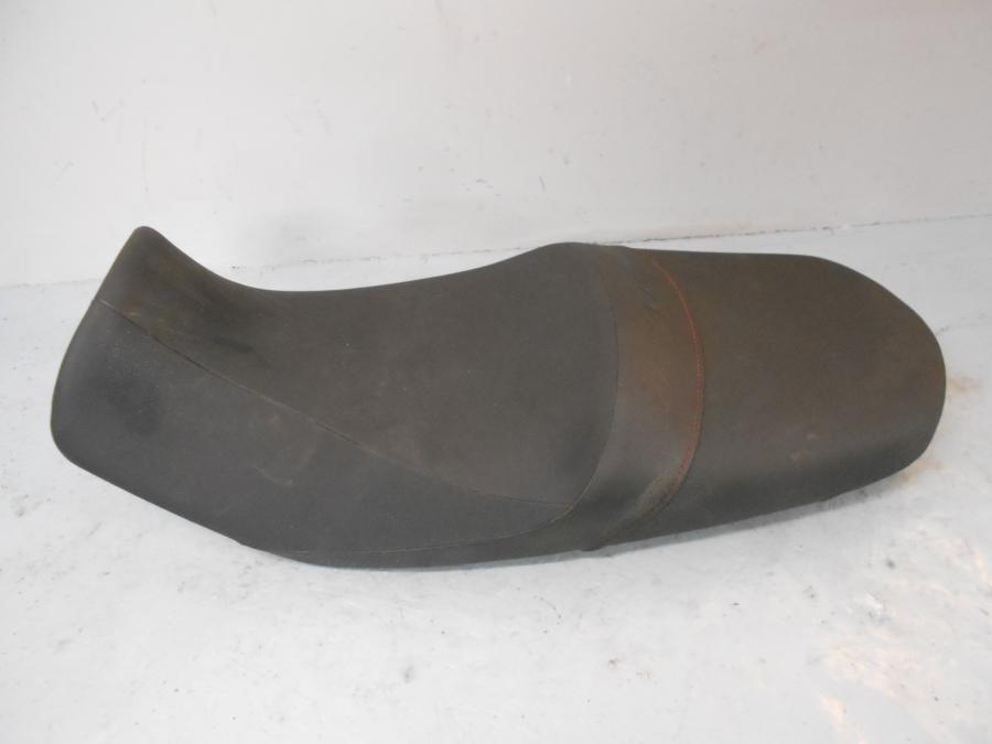 Framsidan på Sadel från en Suzuki DL 650 -2013 motorcykel.