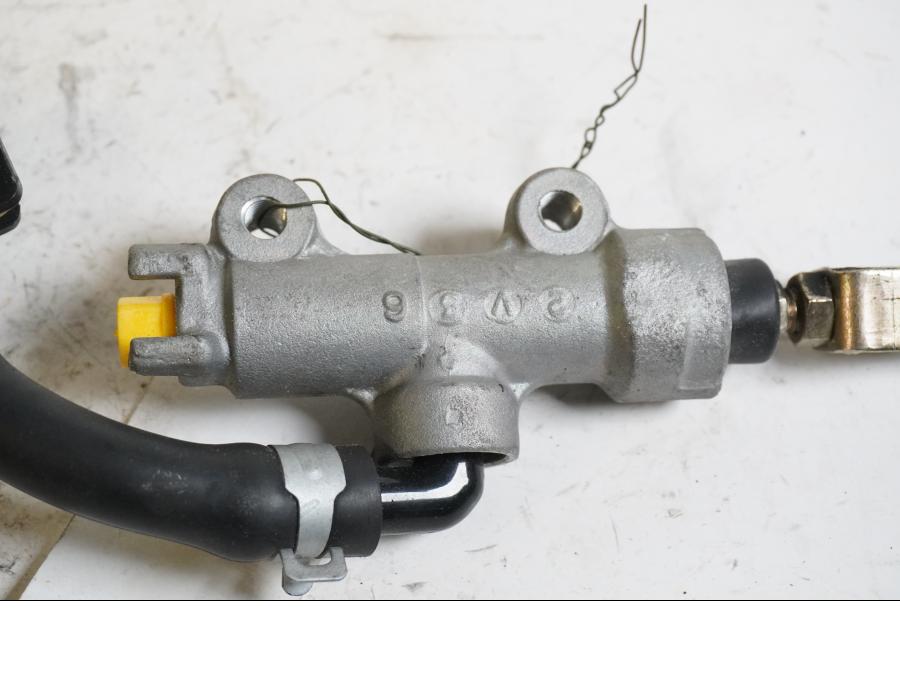 Vänster sida på Bromshuvudcylinder från en Kawasaki Z 1000 -2003 motorcykel.