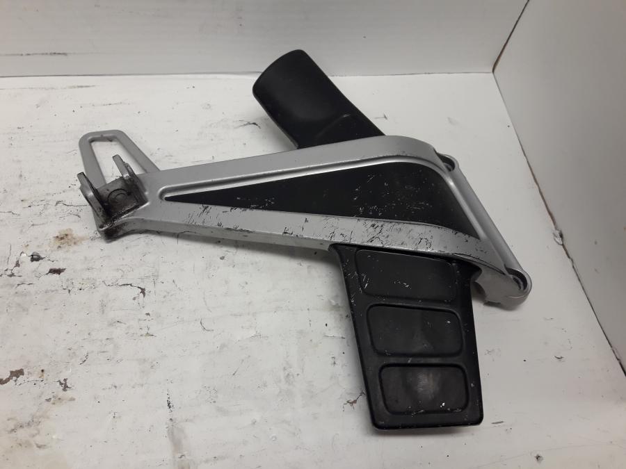 Framsidan på Fotpinnefäste från en Kawasaki KLE 500 -2001 motorcykel.