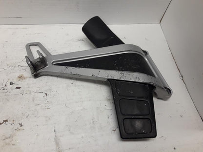 Framsidan på Fotpinnefäste från en Kawasaki KLE 500 -2001 motorcykel.