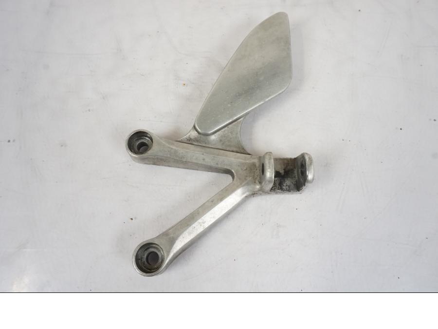 Framsidan på Fotpinnefäste från en Honda VFR 750 -1994 motorcykel.