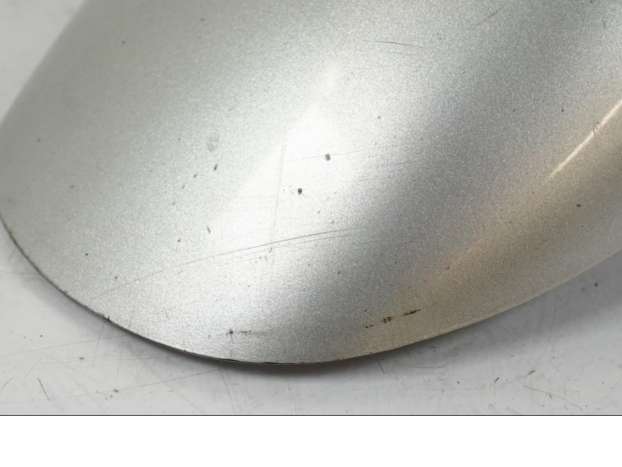 Höger sida på <p>Framskärm från Yamaha V-MAX 1200 1997.</p>

<p>Mindre ytliga repor finns se bilder.</p>

<p>Skavmärke se bild.</p> motorcykel.