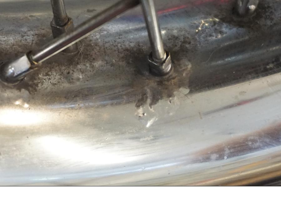 Vänster sida på Fälg från en H-D Touring Road King Classic FLHRCI -2008 motorcykel.