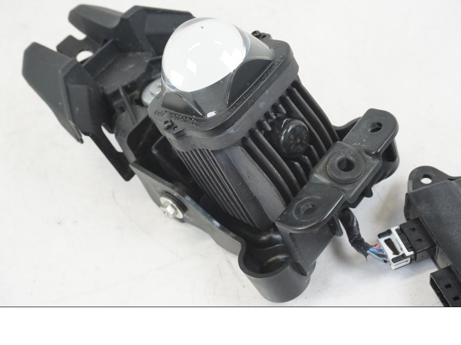 Snett nerifrån på Strålkastare från en Yamaha MT-09 -2021 motorcykel.