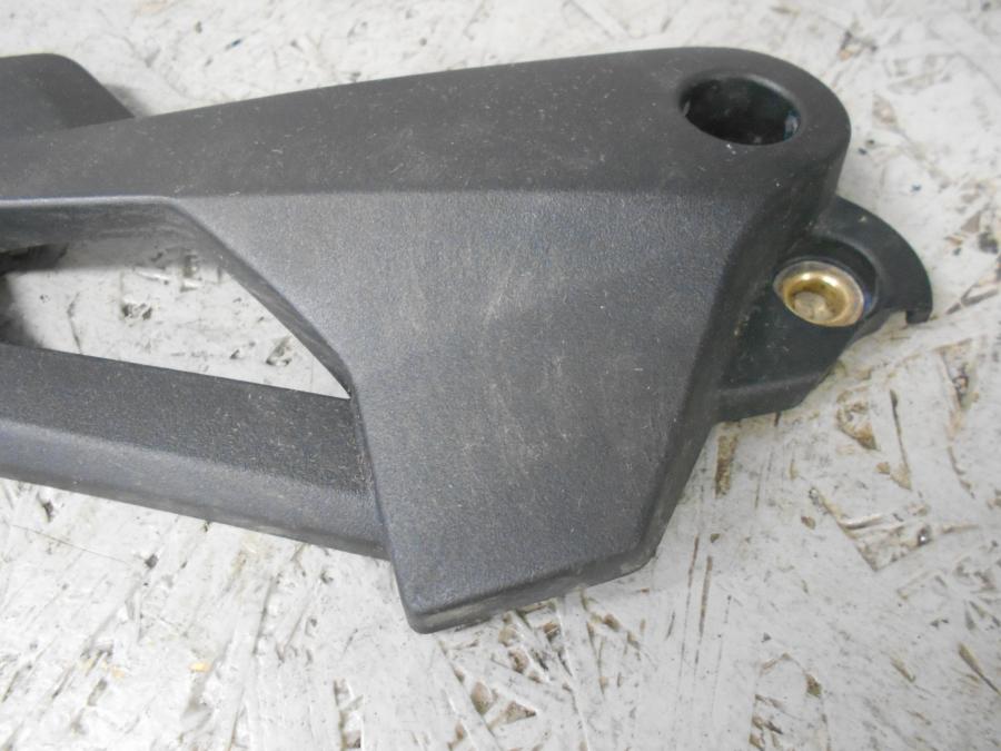 Baksidan på Fotpinnehälskydd från en Triumph Tiger 800 -2016 motorcykel.