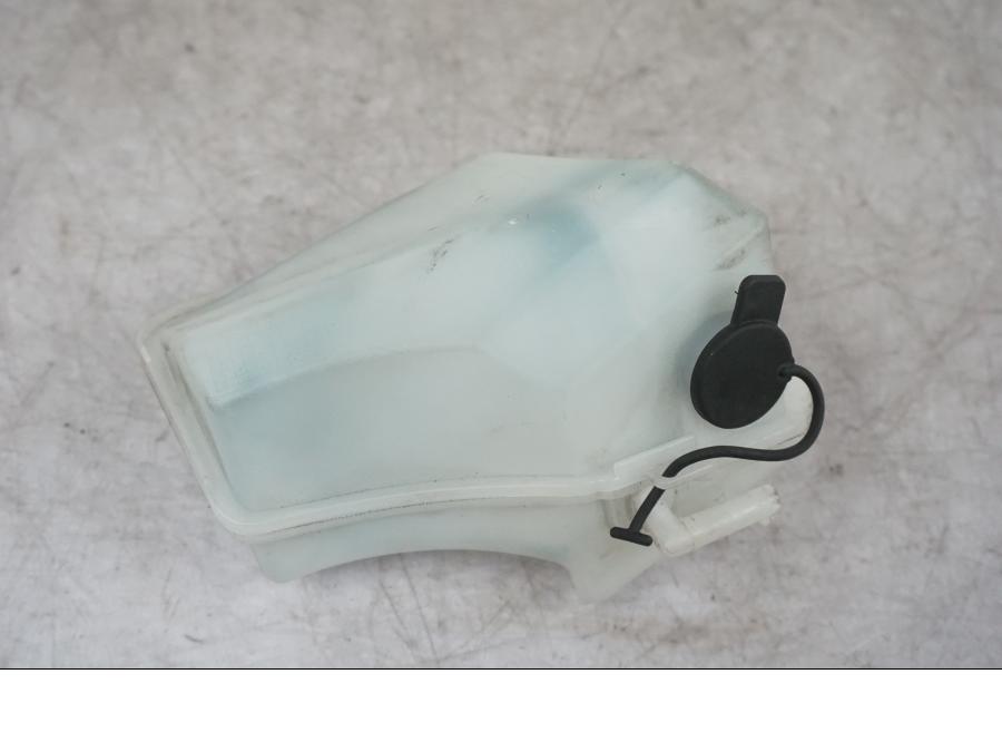 Framsidan på Vattenexpansionskärl från en BMW F 800 R -2018 motorcykel.