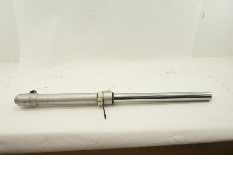 Baksidan på Gaffelben från en Yamaha TT 600 RE -2004 motorcykel.