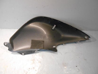 Baksidan på Bensintankskåpa från en Suzuki DL 650 -2013 motorcykel.