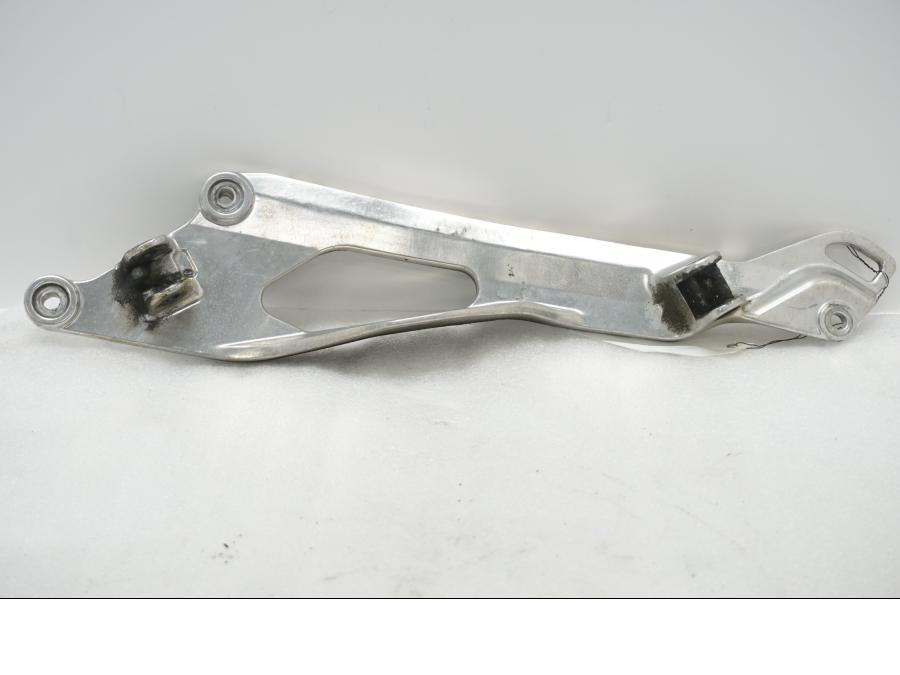 Framsidan på Fotpinnefäste från en Yamaha TDM 900 -2002 motorcykel.