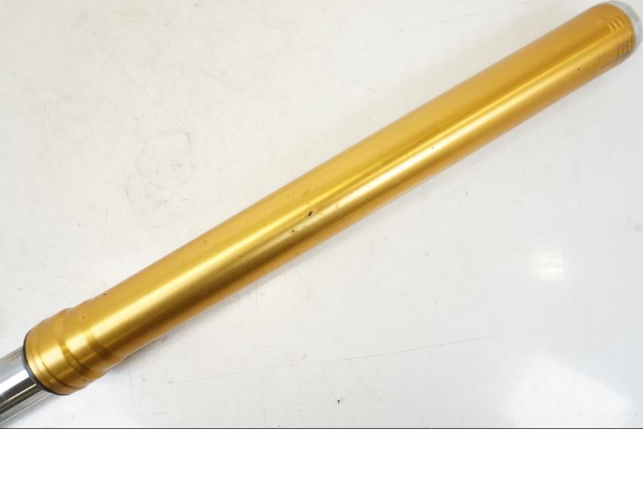 Snett nerifrån på Gaffelben från en Aprilia Tuono V4R -2011 motorcykel.