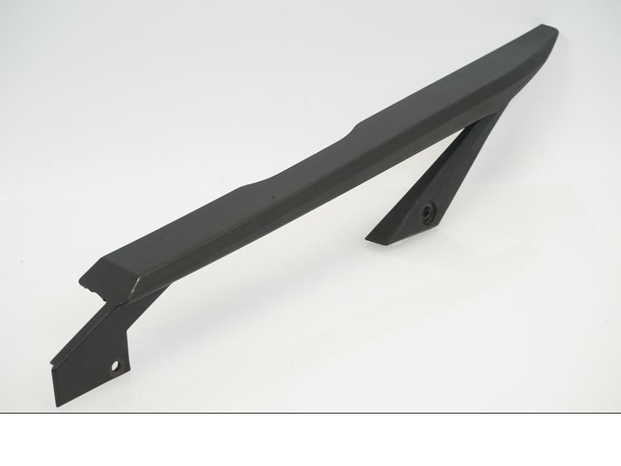 Framsidan på Kedjeskydd från en KTM 690 Duke -2012 motorcykel.