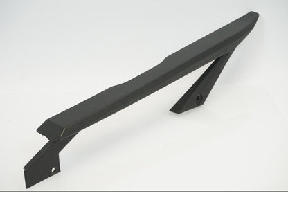 Framsidan på Kedjeskydd från en KTM 690 Duke -2012 motorcykel.