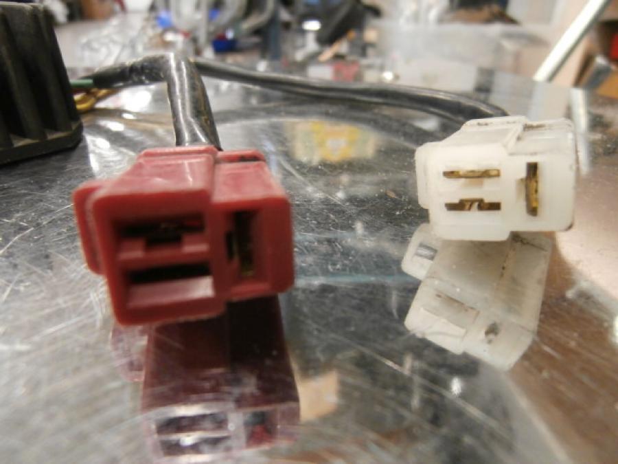 Höger sida på Likriktare från en Honda CX 500 -1982 motorcykel.