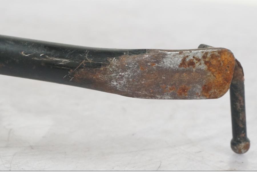 Snett nerifrån på Sidostöd från en Suzuki SV 650 -1999 motorcykel.