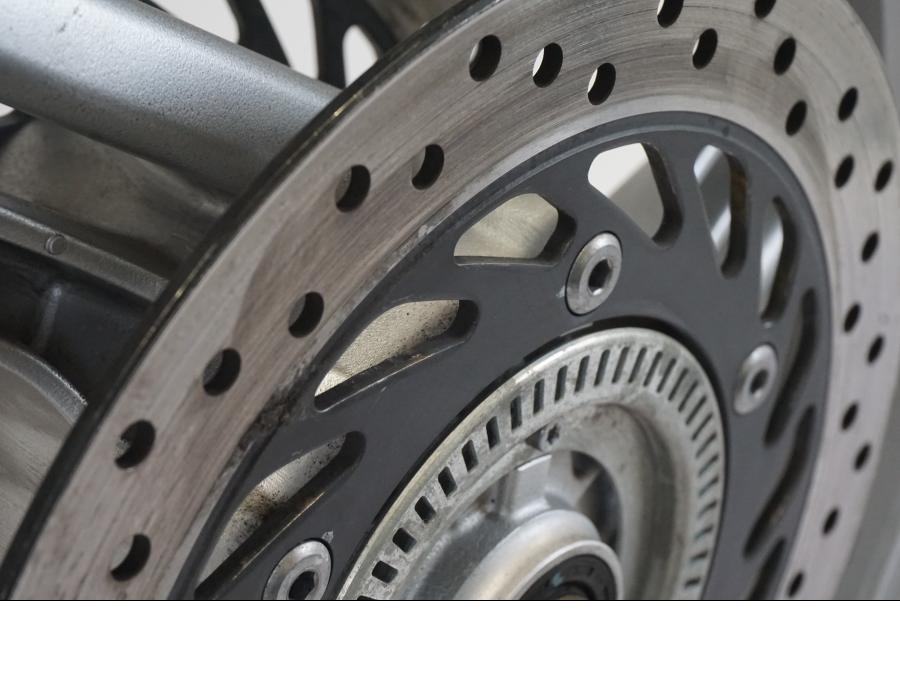 Vänster sida på Hjulpaket från en Honda NT 700 -2008 motorcykel.