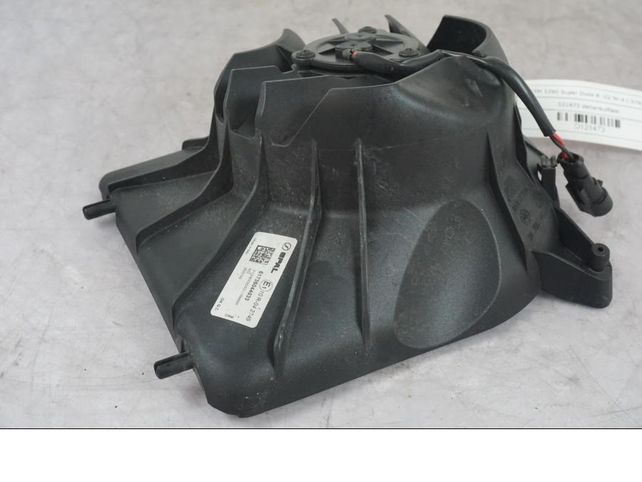 Snett nerifrån på Vattenkylfläkt från en KTM 1290 Super Duke R -2022 motorcykel.