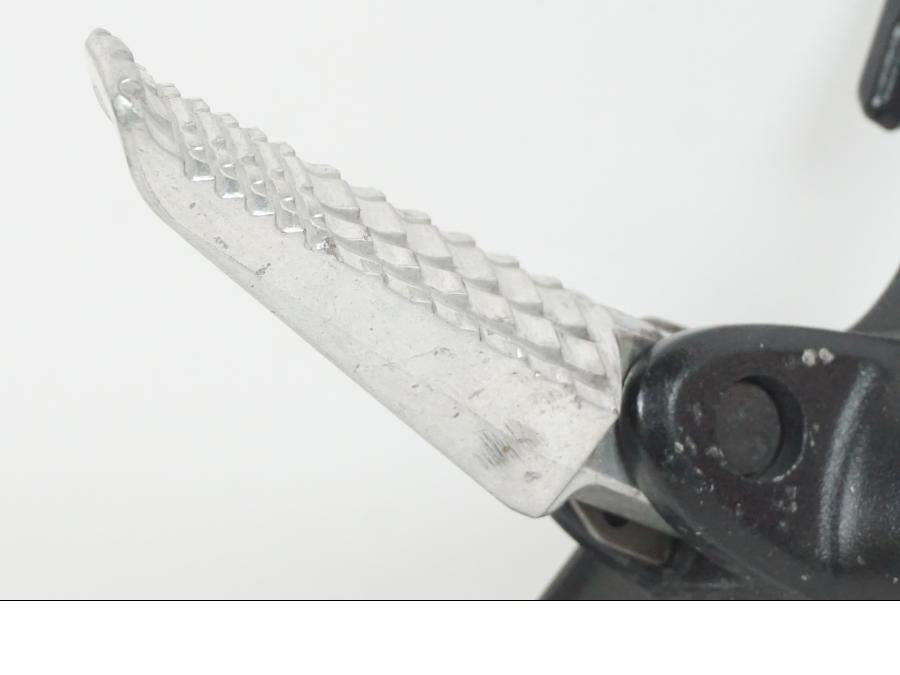 Snett nerifrån på Fotpinne från en Suzuki GSX-R 750 -2009 motorcykel.