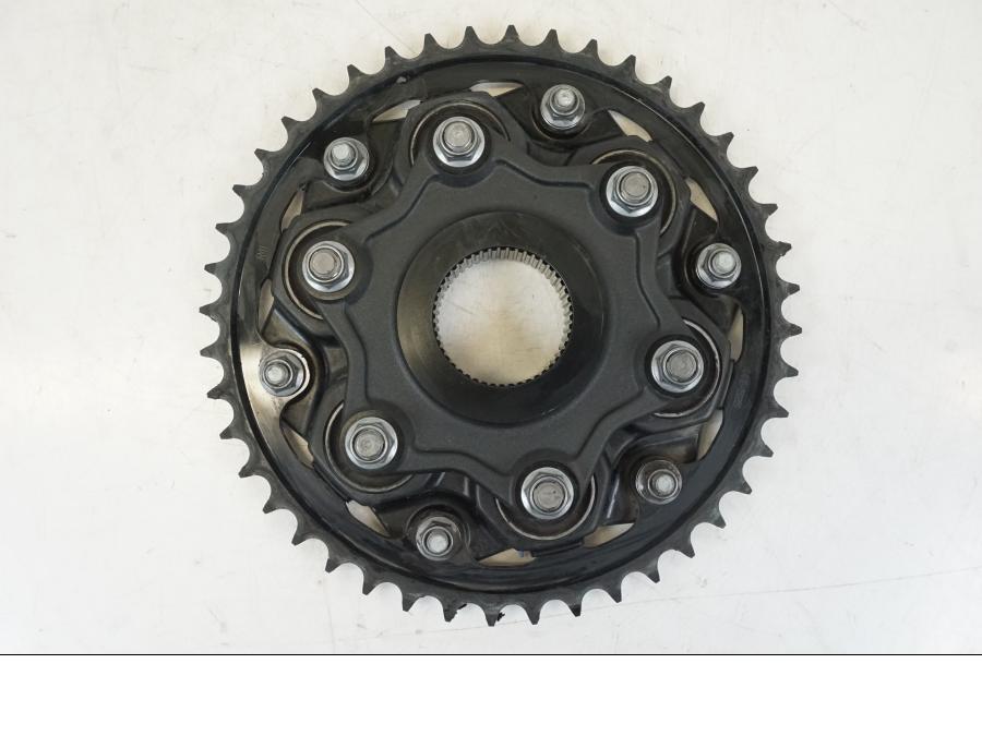 Snett uppifrån på Drevfäste från en Triumph Speed Triple -2021 motorcykel.