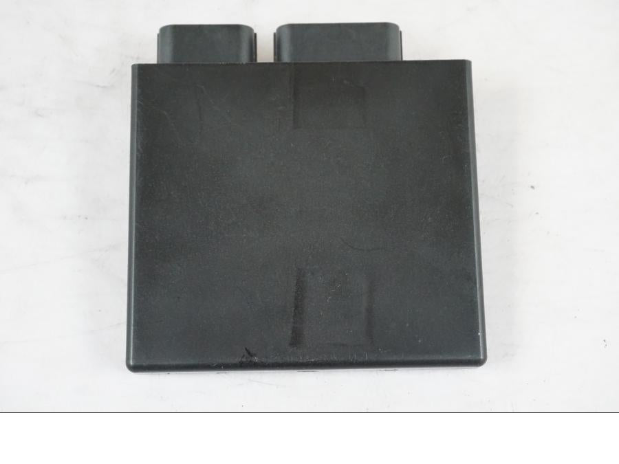 Snett nerifrån på CDI / ECU från en Kawasaki ER-6N -2016 motorcykel.