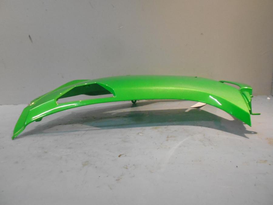 Snett nerifrån på Sidkåpa från en Kawasaki ER-6F -2012 motorcykel.