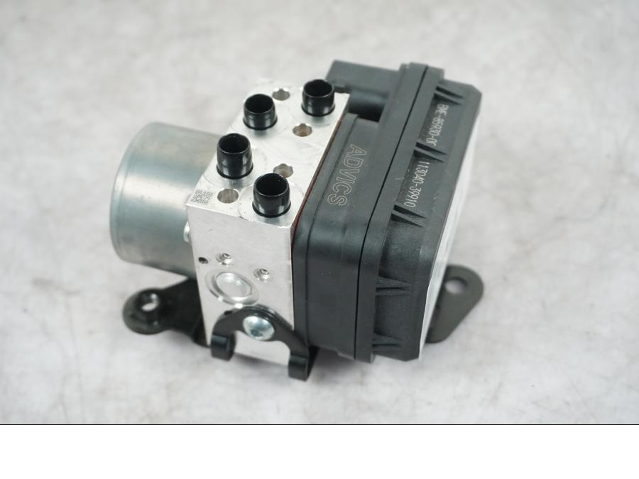 Framsidan på ABS Modulator från en Yamaha MT-09 -2024 motorcykel.