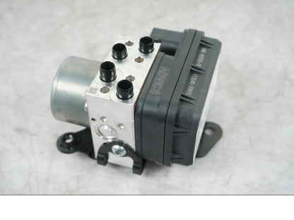 Framsidan på ABS Modulator från en Yamaha MT-09 -2024 motorcykel.