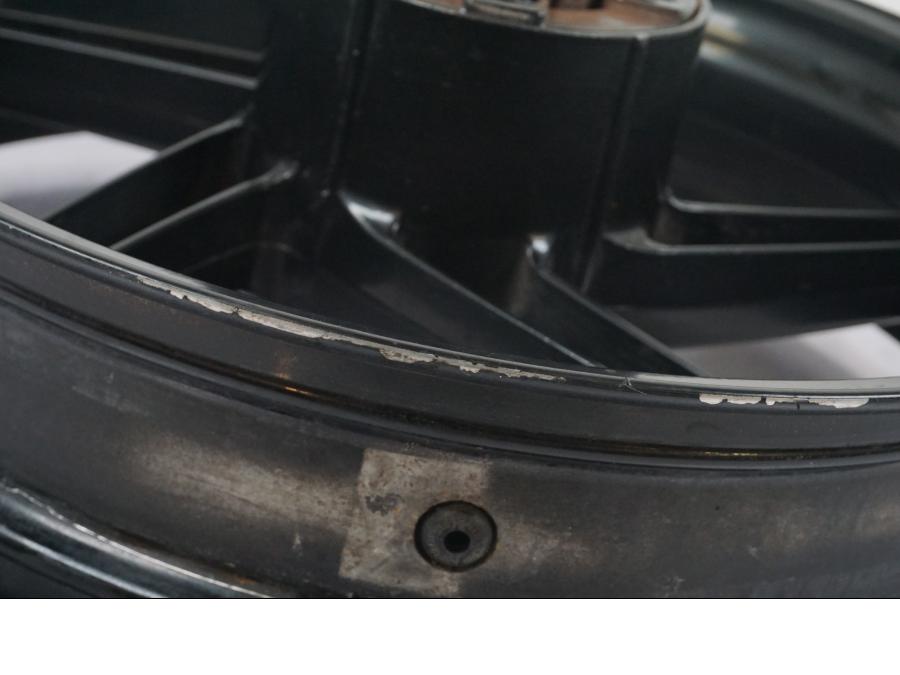 Snett nerifrån på Fälg från en Aprilia RS 125 -2000 motorcykel.