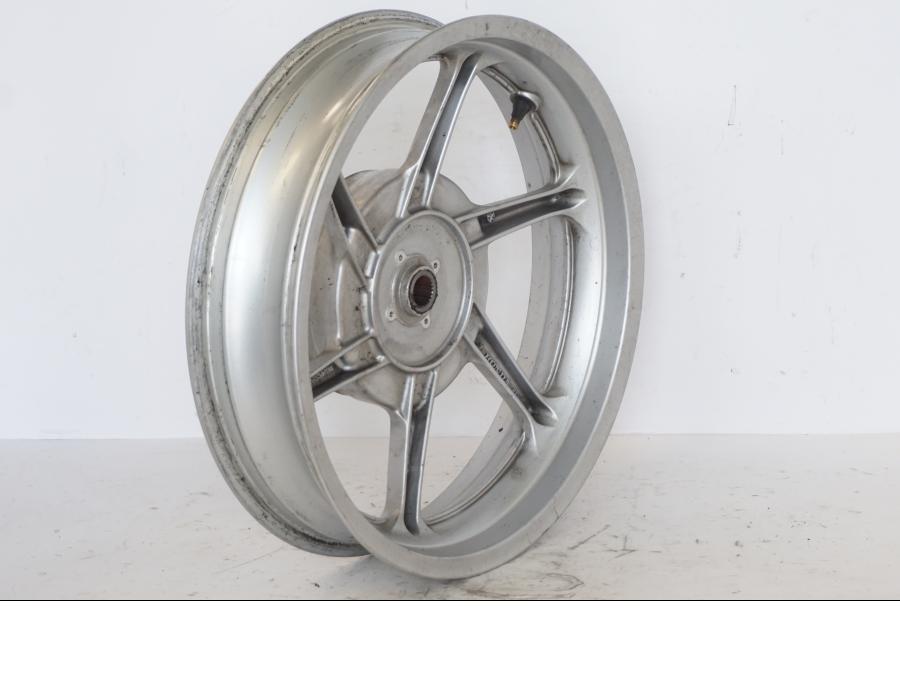 Baksidan på Fälg från en Honda SH 300 A -2011 scooter.