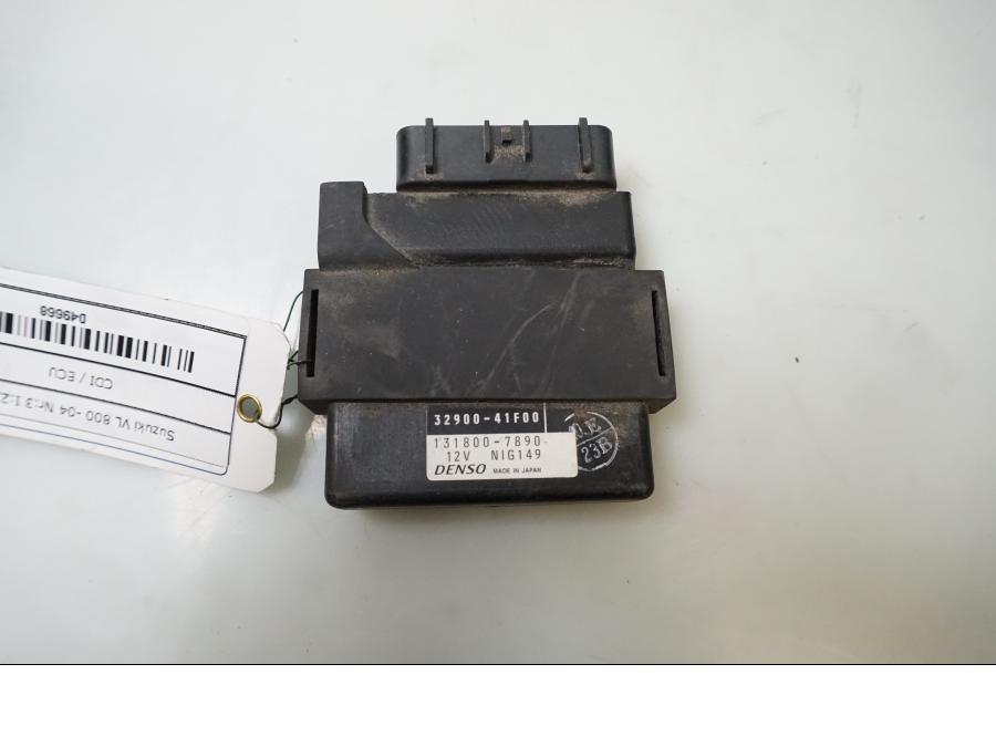 Framsidan på CDI / ECU från en Suzuki VL 800 -2004 motorcykel.