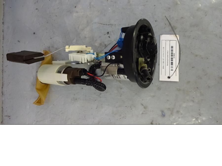 Framsidan på Bensinpump insprut från en BMW F 800 ST -2010 motorcykel.