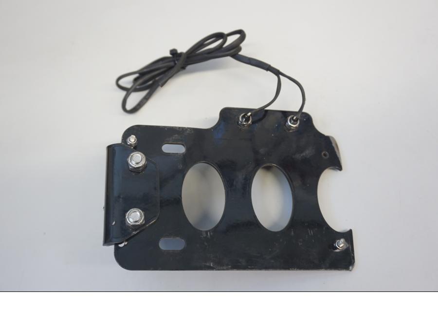 Höger sida på Skylthållare från en Yamaha XVS 1100 -2000 motorcykel.