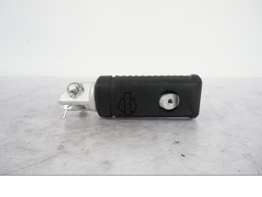 Baksidan på Fotpinne från en H-D Softail Sport Glide FLSB -2022 motorcykel.