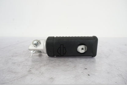 Baksidan på Fotpinne från en H-D Softail Sport Glide FLSB -2022 motorcykel.