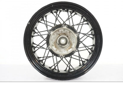 Snett nerifrån på Fälg från en Yamaha XVS 1100 -2004 motorcykel.