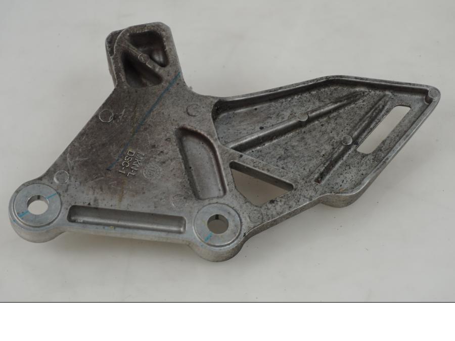 Höger sida på Fotpinnefäste från en Honda CB 650 R -2019 motorcykel.