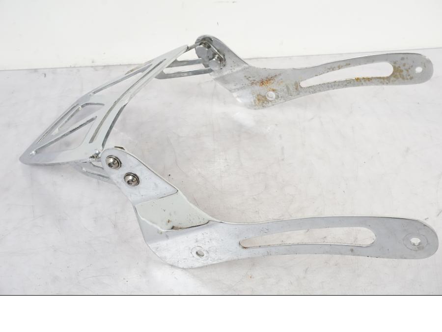 Framsidan på Pakethållare från en Suzuki VL 800 -2002 motorcykel.