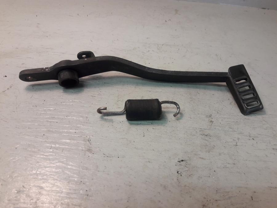 Framsidan på Bromspedal från en Honda CBR 125 R -2008 motorcykel.